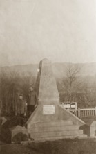 Памятник на кладбище в Шкотово